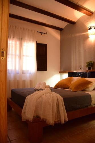 1 dormitorio con 2 camas y ventana en Oasis rural, en Los Pastores