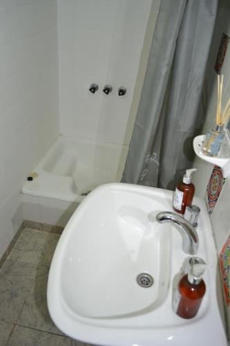 y baño con lavabo blanco y bañera. en buenos aires centro cerca de obelisco en Buenos Aires