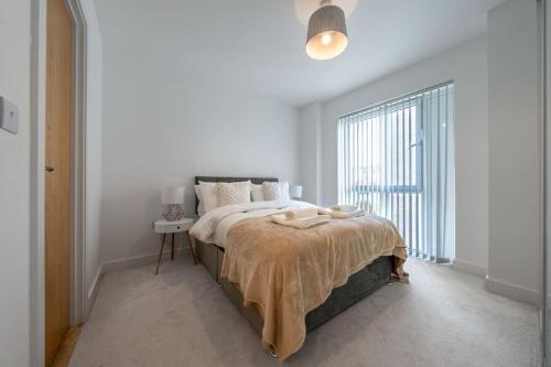 Postel nebo postele na pokoji v ubytování Stunning 2 Bed 2 Bath with FREE PARKING at Luton airport