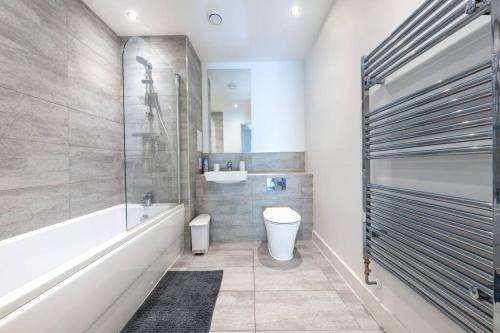 Koupelna v ubytování Stunning 2 Bed 2 Bath with FREE PARKING at Luton airport