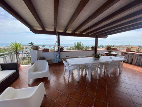 Un balcón o terraza en La Terrazza di Pollon