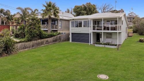 a house with a large yard in front of it at MOTS View in Marlo