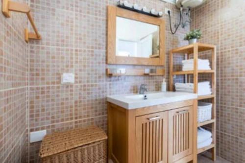 La salle de bains est pourvue d'un lavabo et d'un miroir. dans l'établissement Apartamento en Candelaria, à Candelaria