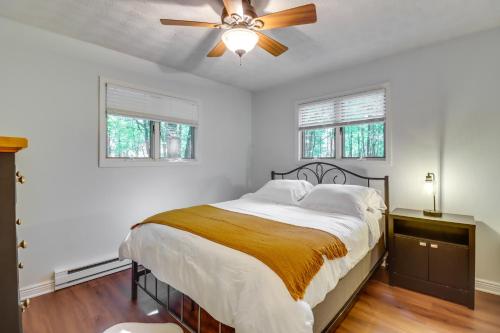 Katil atau katil-katil dalam bilik di Deck, Fire Pit and Pool Access Pennsylvania Home!