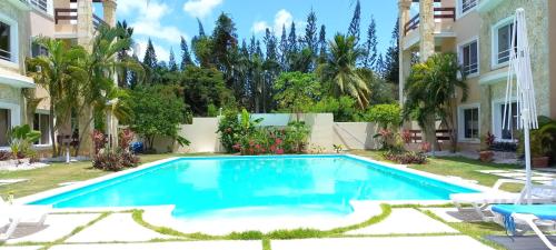 プンタ・カナにあるSuite, pool and beachのアパートメントビルの裏庭にあるスイミングプール