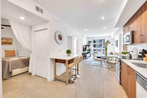 Кухня или мини-кухня в Modern Unit in Downtown Miami With Free Parking
