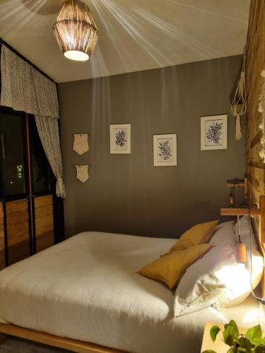 een slaapkamer met een bed in een kamer bij Pinochueco in Huasca de Ocampo