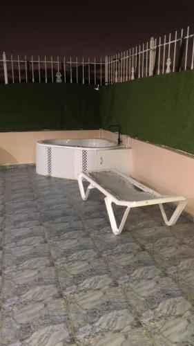 a white bath tub sitting in a room at Pen House Vista Sur in Baní