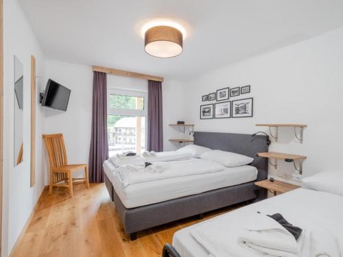 een woonkamer met 2 bedden en een bank bij Ski Nature Apartment Lungau Top 15 in Mauterndorf