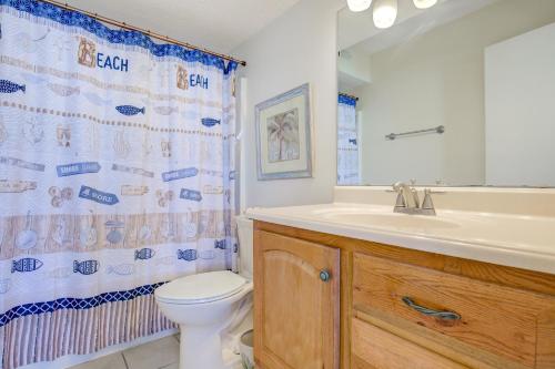 ein Badezimmer mit einem Waschbecken, einem WC und einem Duschvorhang in der Unterkunft St Regis 2107 in North Topsail Beach