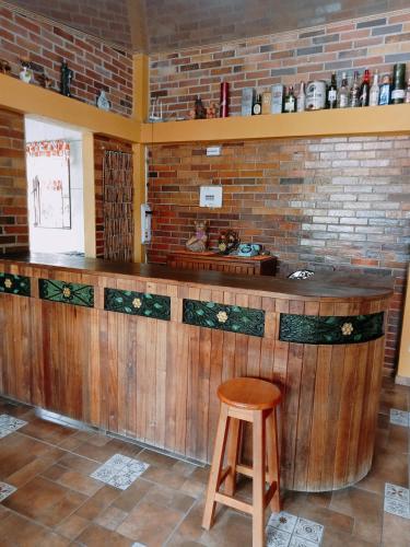 un bar avec un tabouret et un mur en briques dans l'établissement MI RANCHITO, à Sogamoso