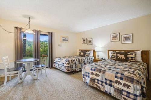 Ένα ή περισσότερα κρεβάτια σε δωμάτιο στο Cedarbrook Deluxe Two Bedroom Suite, With heated pool 10102