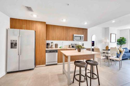 a kitchen with a refrigerator and a table and chairs at Wonderful Unit In Downtown Miami With Free Parking in Miami