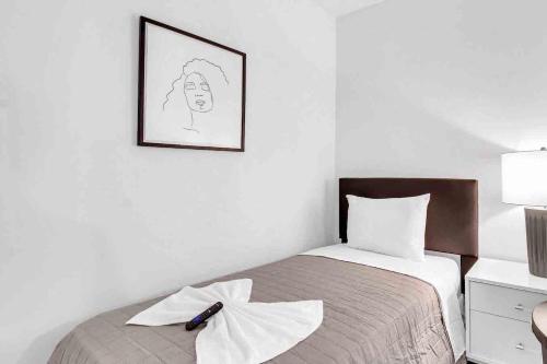 a bedroom with a bed and a picture on the wall at Wonderful Unit In Downtown Miami With Free Parking in Miami