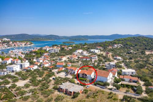 Apartments with parking space Jezera, Murter - 5133