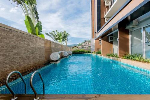 カロンビーチにあるStudio near Karon Beach by Clavisの建物の前のプール