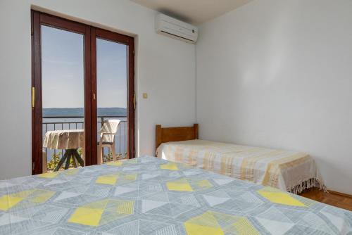 - une chambre avec 2 lits et une vue sur l'océan dans l'établissement Apartment Mimice 11045b, à Mimice