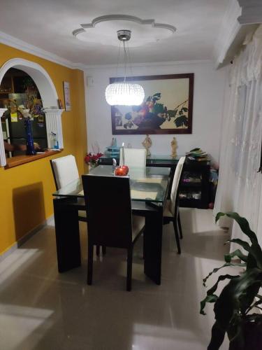 - une salle à manger avec une table et des chaises dans l'établissement La Pamela, à Medellín