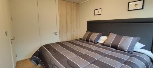 1 dormitorio con 1 cama grande en una habitación en Apartamento Greta Río CalleCalle en Valdivia