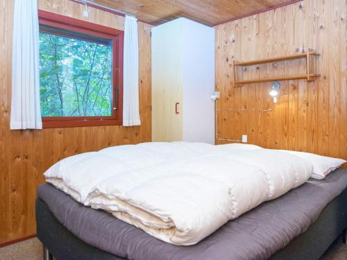 uma cama grande num quarto com uma janela em Three-Bedroom Holiday home in Struer 1 em Remmer Strand