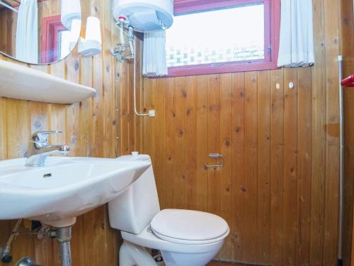 ein Bad mit einem Waschbecken, einem WC und einem Fenster in der Unterkunft Three-Bedroom Holiday home in Struer 1 in Remmer Strand