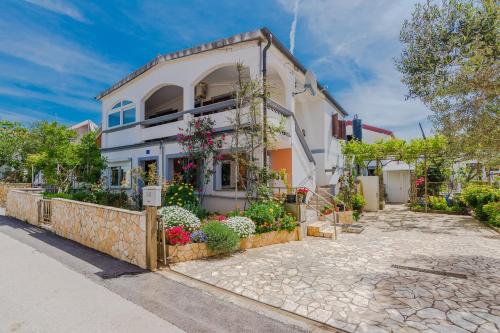 Apartments with a parking space Vir - Torovi - Vir - Pedinka, Vir - 21752