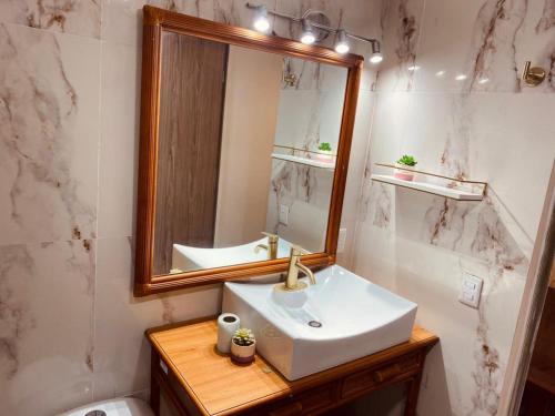 La salle de bains est pourvue d'un lavabo et d'un miroir. dans l'établissement 3 Departamentos con 5 Habitaciones en Zona Romántica, à Puerto Vallarta