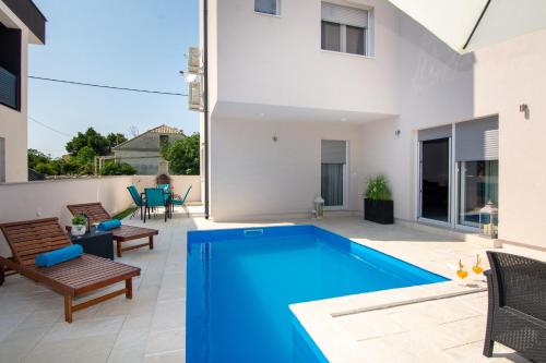 Family friendly apartments with a swimming pool Vir - 21760