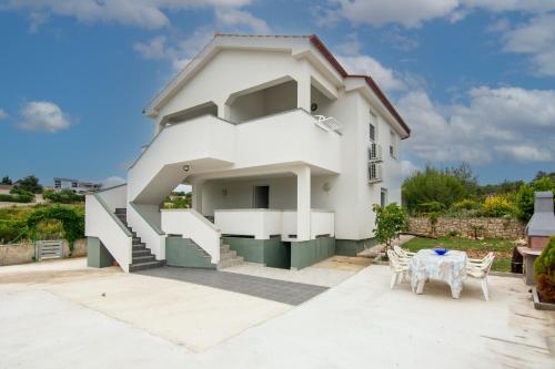 Apartments with parking spaces Vir - Lozice, Vir - 21777