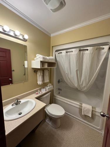Bathroom sa Travellers Inn Fredericton NB