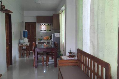 eine Küche und ein Esszimmer mit einem Tisch und Stühlen in der Unterkunft Bayay ni Mayang (Fully furnished apartment) in Surigao