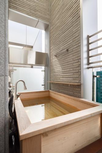 a kitchen with a large wooden tub in a kitchen at OCEAN PARK 9 in Incheon