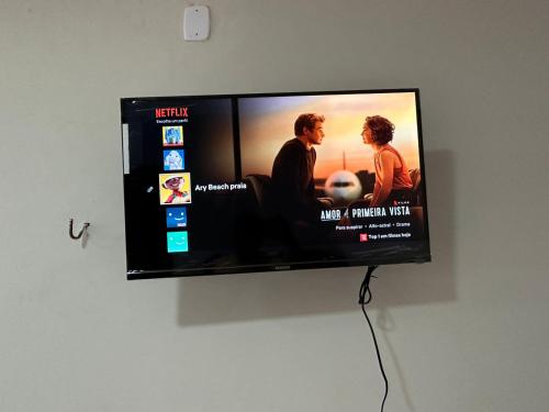 Elle comprend une télévision à écran plat suspendue au mur. dans l'établissement Ary Beach / Barra Grande -Pi, à Cajueiro