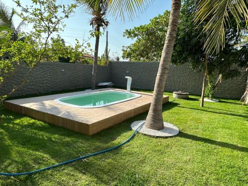 un bain à remous installé dans une cour à côté d'un palmier dans l'établissement Ary Beach / Barra Grande -Pi, à Cajueiro
