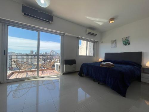 - une chambre avec un lit et un balcon avec vue dans l'établissement Splendid Temporary Stay in Almagro 10th Floor with Pool, à Buenos Aires
