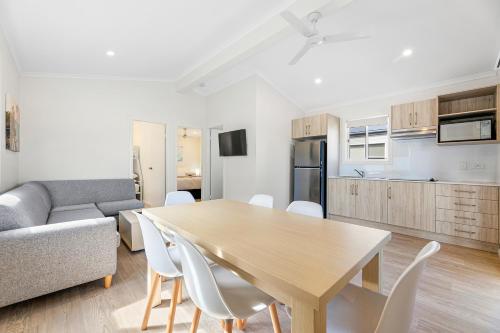 a kitchen and dining room with a table and chairs at Barlings Beach Holiday Park in Tomakin