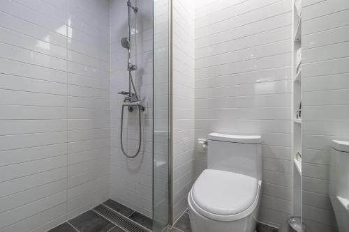 La salle de bains est pourvue d'une douche et de toilettes. dans l'établissement Skytop Hotel Incheon Airport, à Incheon