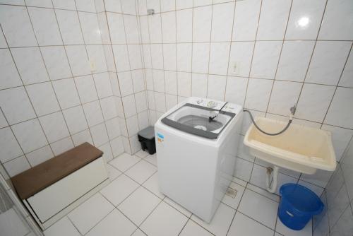 a small bathroom with a toilet and a sink at ótima localizacao e perto de tudo in São José