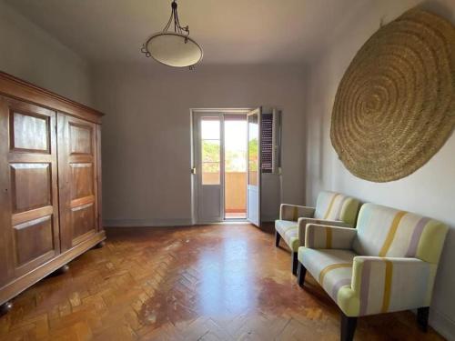 a living room with two couches and a door at Oceans Classic, pool, 12 pp in Caxias