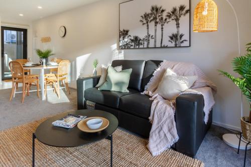 Posezení v ubytování Garden City Getaway 2 bed with sofa bed 1 bath