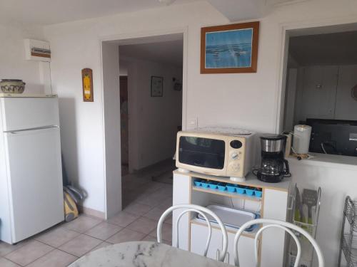 Photo de la galerie de l'établissement Appartement T2 avec Terrasse et BBQ, Proche Centre Arcachon et Plages - FR-1-319-85, à Arcachon