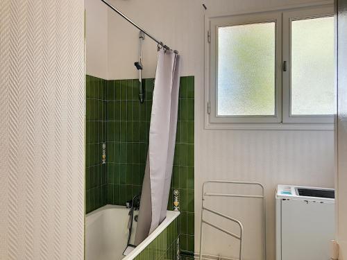 une salle de bain carrelée verte avec une baignoire et une douche dans l'établissement Maison Plain-Pied avec Jardin, 500m Plage, 3 Ch, 6 Pers, WiFi, Stationnement, Proche Mont-Saint-Michel - FR-1-361-160, à Jullouville
