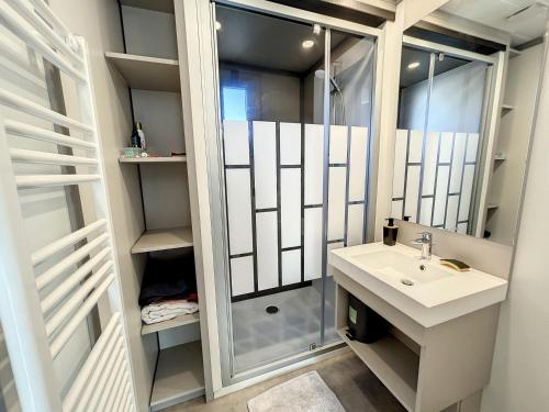 een badkamer met een douche en een wastafel bij Chalet Jullouville, 4 pièces, 6 personnes - FR-1-361-477 in Jullouville-les-Pins