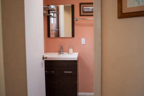 La salle de bains est pourvue d'un lavabo et d'un miroir. dans l'établissement Large Luxury Studio with View in Santa Monica, à Santa Monica