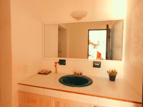 ein Bad mit einem Waschbecken und einem Spiegel in der Unterkunft CANCUN PRIVATE APARTMENT in Cancún