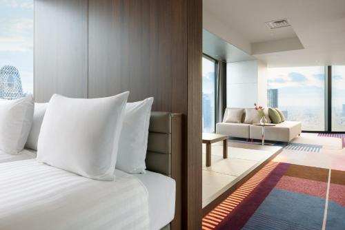Un ou plusieurs lits dans un hébergement de l'établissement HOTEL GROOVE SHINJUKU, A PARKROYAL Hotel