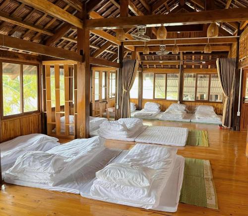 um quarto com vários colchões alinhados no chão em Cao nguyên em Mộc Châu