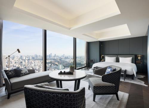 Cette chambre d'hôtel comprend un lit king-size et offre une vue sur la ville. dans l'établissement BELLUSTAR TOKYO, A Pan Pacific Hotel, à Tokyo