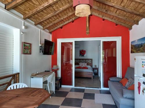 巴葉馬霍的住宿－Ti bijou，客厅设有红色墙壁、沙发和桌子