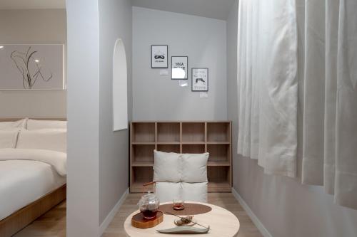 a room with a bed and a table with glasses on it at Cheonan Aank Hotel Seongjeong in Cheonan